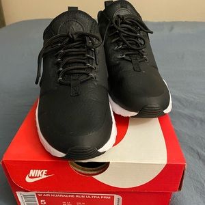 Like new Black leather premium Nike huarache sz 5